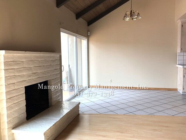 Foto del edificio - Charming 2-Bed 1-Bath Home with Vaulted Ce...