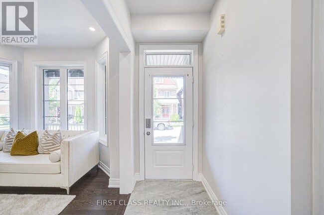 Building Photo - 77 Diamond Jubilee Dr