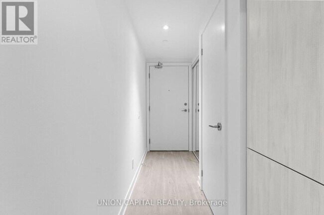 Photo du bâtiment - 8 Wellesley St W