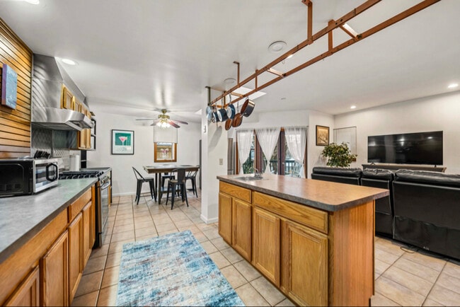 Building Photo - 383 Oxford St