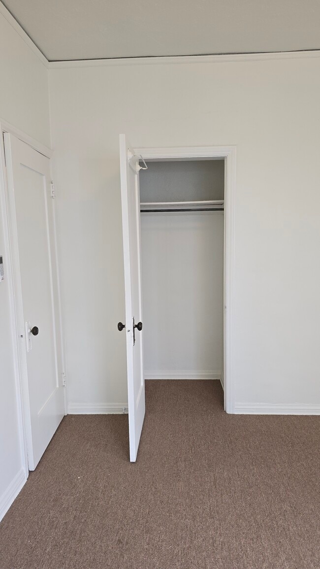 Building Photo - 2621 Wellington Rd