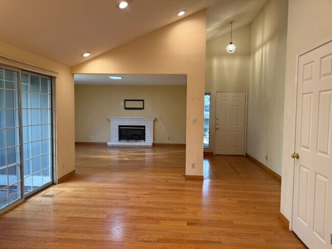 Building Photo - Beautiful single level townhome in Pleasan...