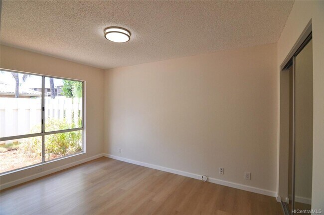 Building Photo - Available Now- 1bd/1ba unit with 1 parking...