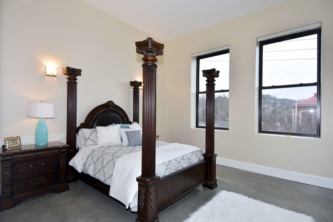 Large master bedroom - 2301 Mission St