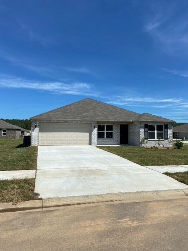 Foto del edificio - *Rent FREE + Amazon Cash!* Four Bedroom | Two Bath Home in Conrad Court