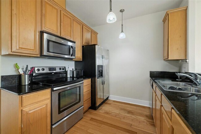 Building Photo - 13420 Lyndhurst St