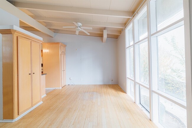 Building Photo - 5246 Memorial Dr