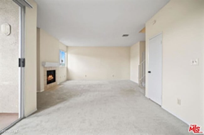 Building Photo - 13720 Moorpark St