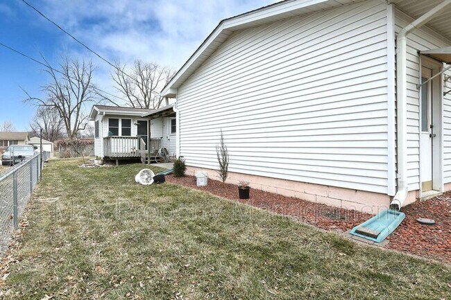 Building Photo - 206 SW Flynn Dr