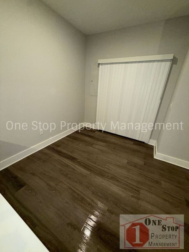 Building Photo - 3 Bedroom / 2.5 Bathroom Townhome in Louis...