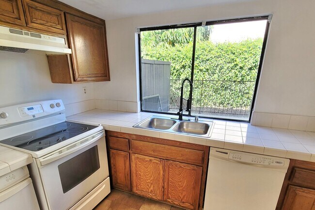Foto del edificio - Charming 2-Bedroom Corner Unit Townhome