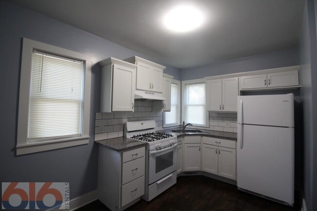 Building Photo - 116 Gold Ave SW