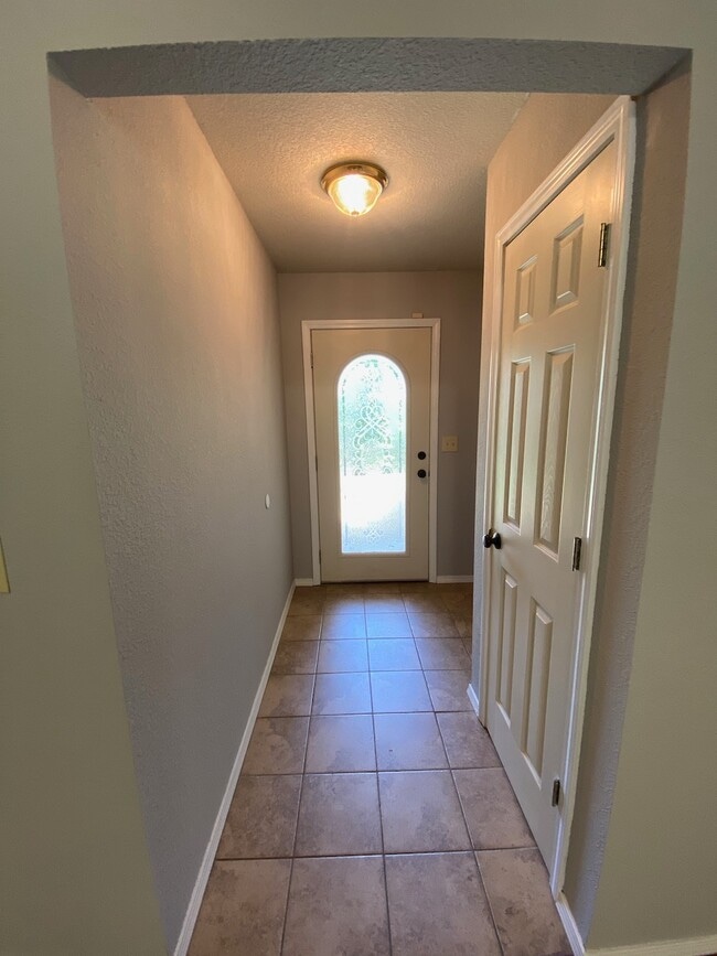 Foto del edificio - 22885 Angelwood Dr