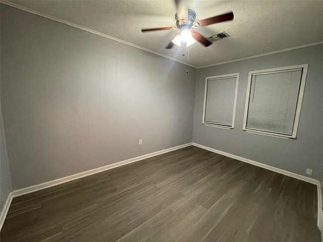 Building Photo - 2617 Oleander Dr