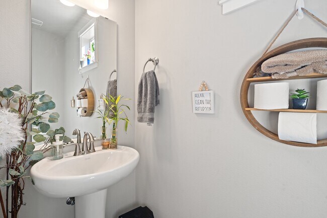 0.5 Baño (planta baja) - 1182 NE Sockeye Ct