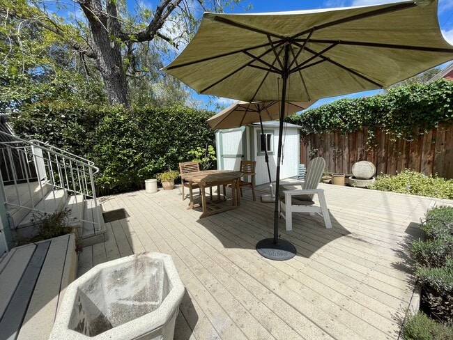 Building Photo - Sweet West 2/1.25 Petaluma Cottage  - 309 ...