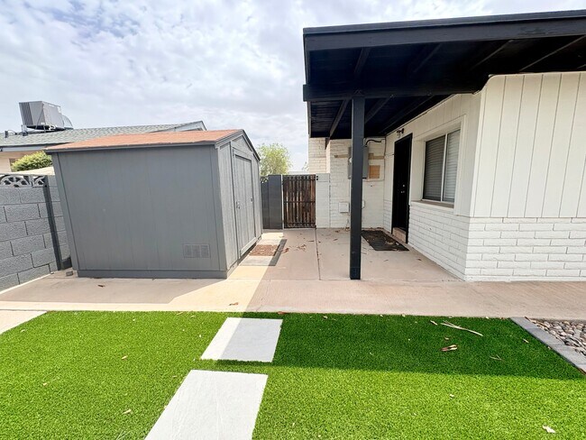 Building Photo - 1410 E Bishop Dr
