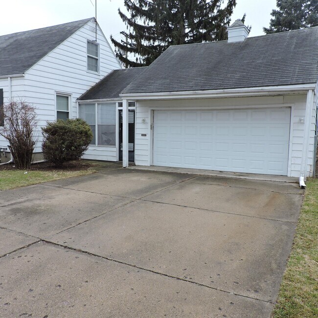 Building Photo - 15710 Semrau Ave