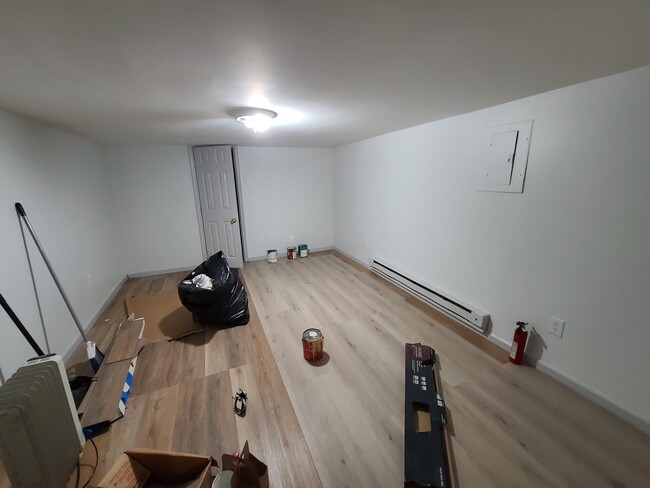 Basement studio facing bathroom - 3947 Claridge St