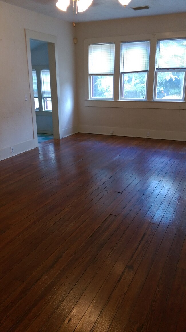 living room - 311 SW 3rd Ave