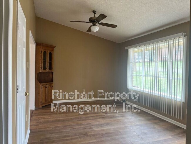 Building Photo - 448 Willowspring Ln