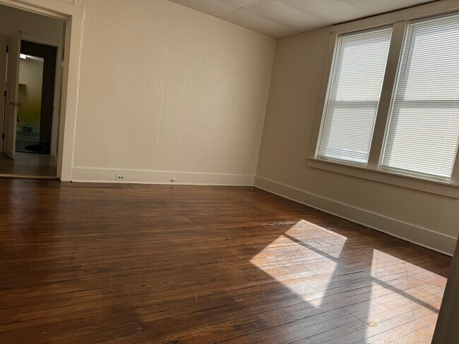 Dormitorio - 414 E 2nd St