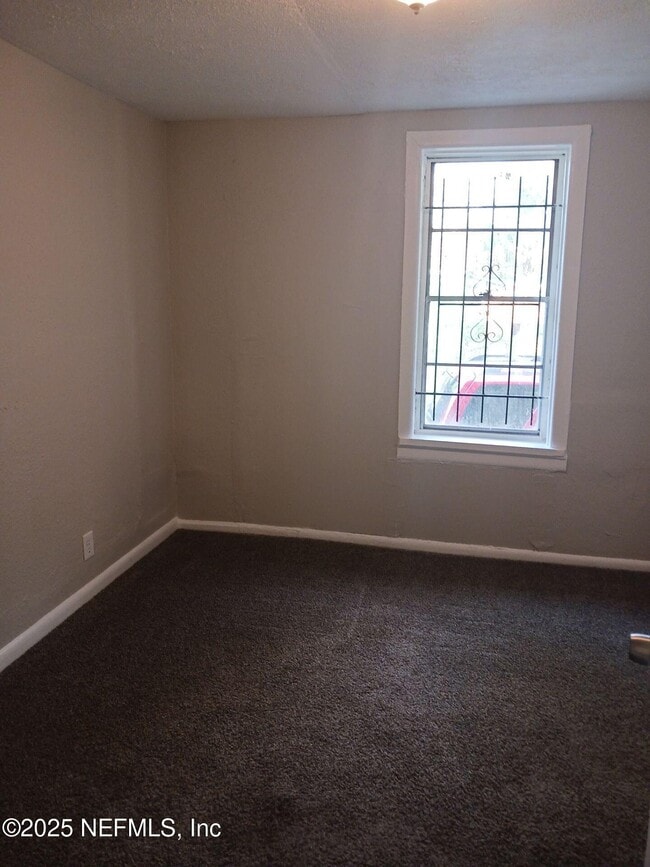 Foto del edificio - 1257 W 25th St