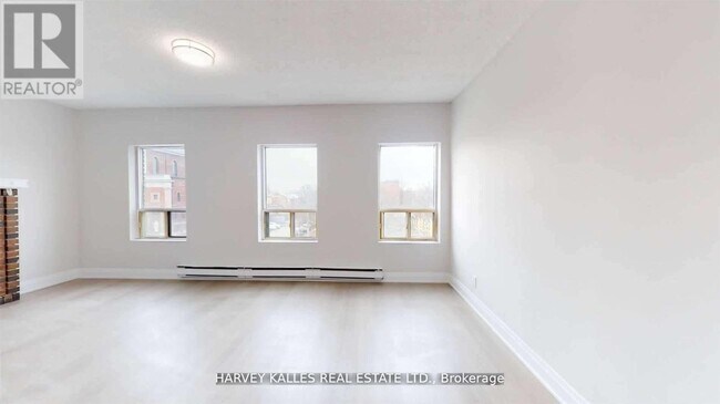 Photo du bâtiment - 98-98 Northcliffe Blvd
