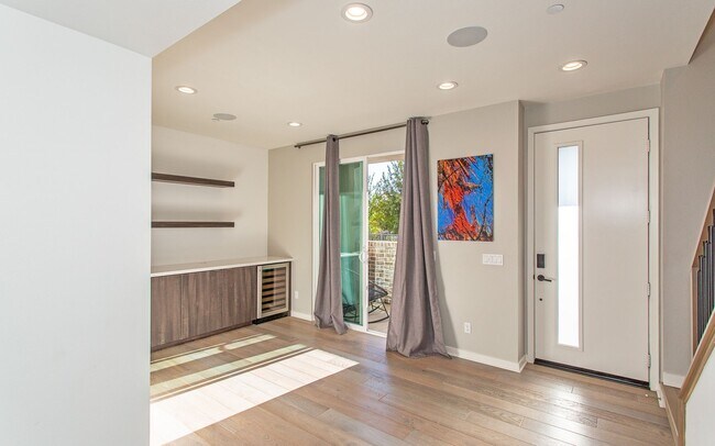 Building Photo - Beautiful contemporary design home in Bres...