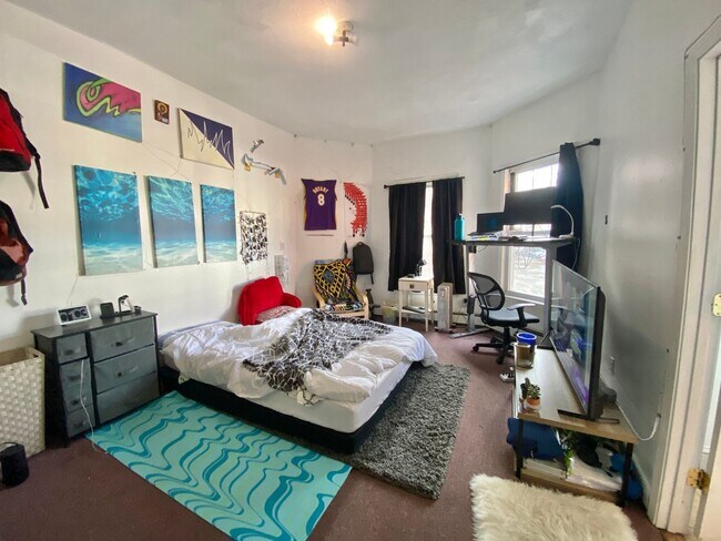 Building Photo - Awesome value four bedroom in Brookline