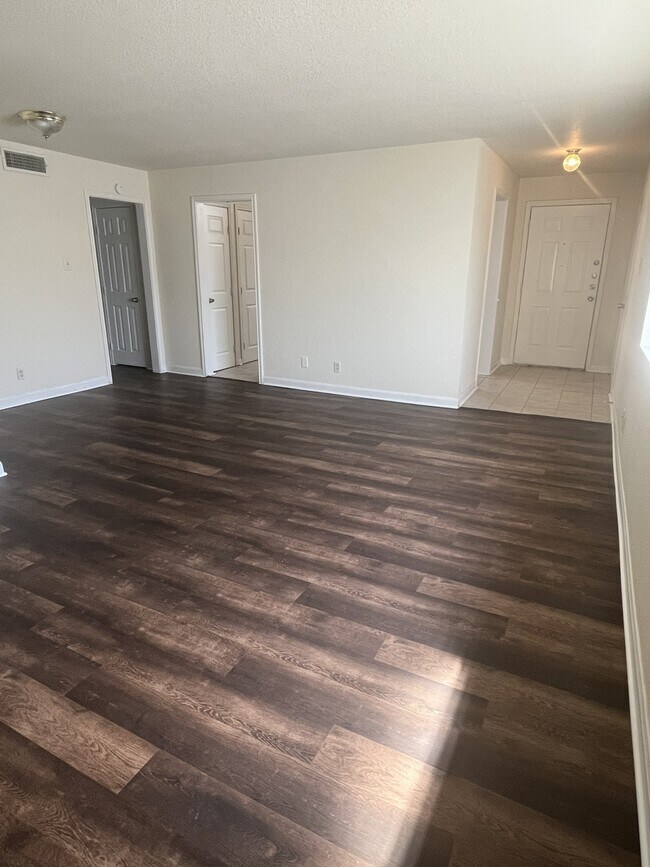 Foto del edificio - 1955 Camelot St