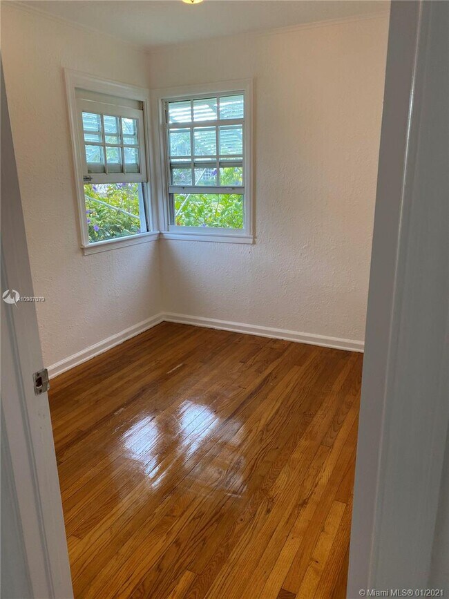 Building Photo - 3927 SW 64th Ave