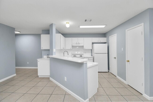 Building Photo - 10403 Shadow Oaks Dr