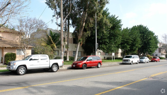 Building Photo - 7320 Hazeltine Ave