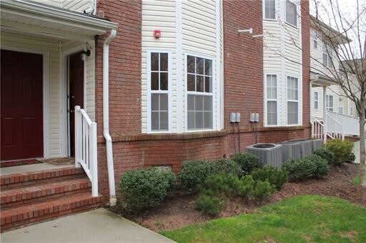 Building Photo - 120 Forest Dr