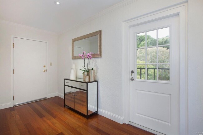 Foto del edificio - Updated and Bright 2 Bedroom Condo with Wr...