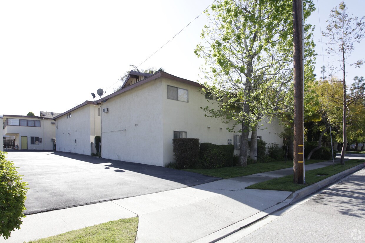 Building Photo - Golden Tiki Apartments