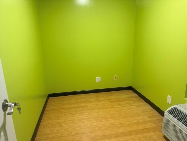 Foto del edificio - 112-02 Northern Blvd