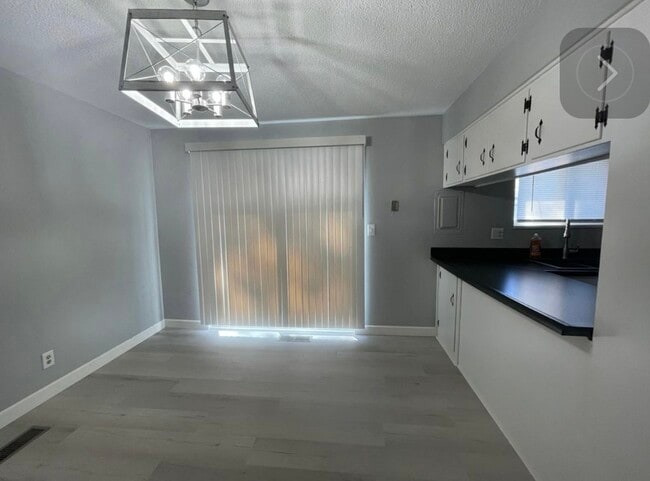 Foto del edificio - 709 Mackenzie Dr