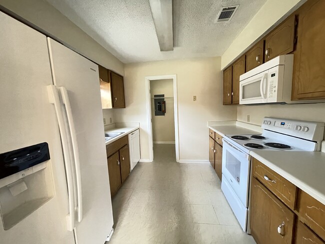 Building Photo - Home For Rent