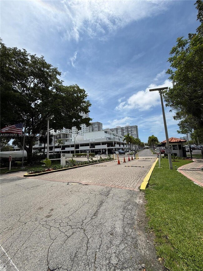 Foto del edificio - 2750 NE 183rd St