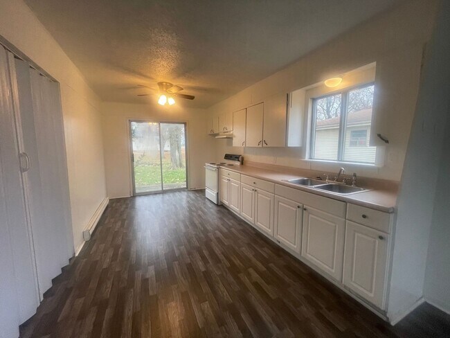 Foto del edificio - Available Now 2 bed 1 bath Duplex in Ozark
