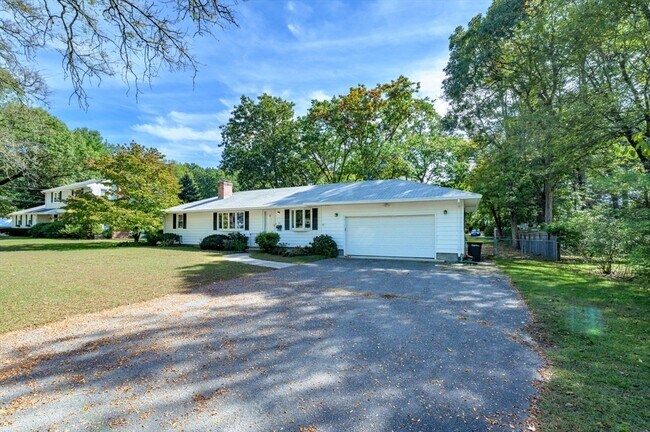Foto del edificio - 557 Maple Rd