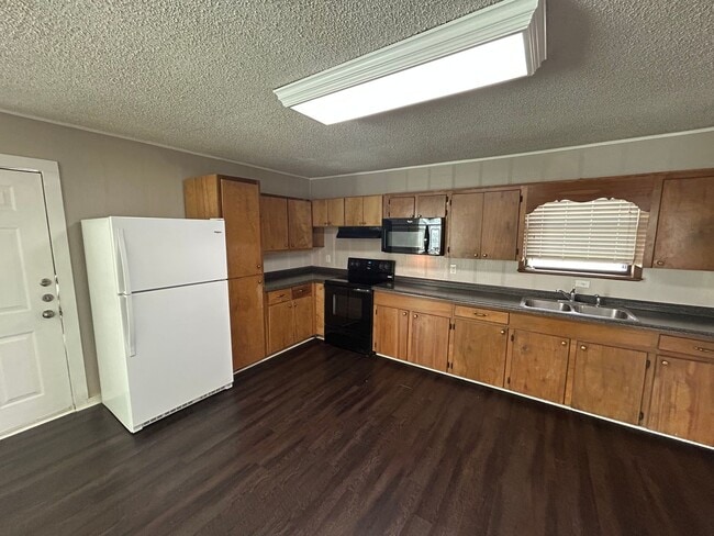 Foto del edificio - 1/1 Duplex / Fridge, Washer & Dryer Included  / Large Front Deck / Small Fenced in Side Yard/ NBISD
