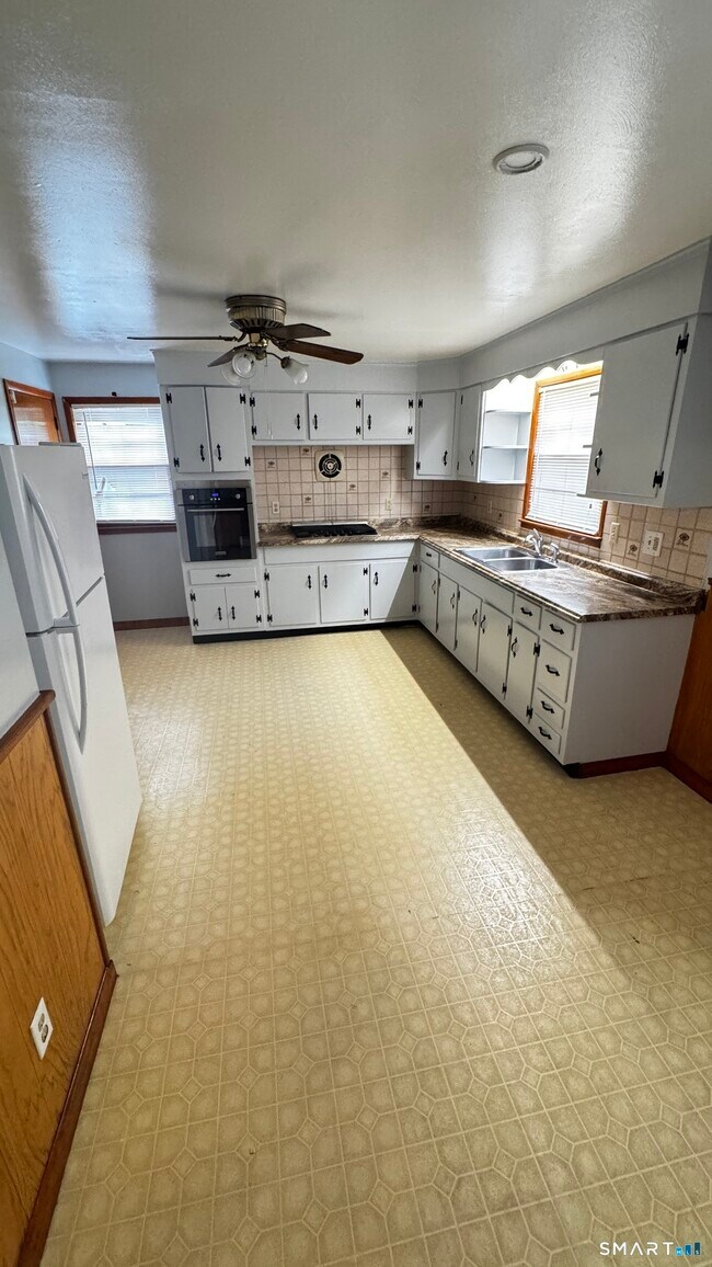 Building Photo - 156 Putnam Ave
