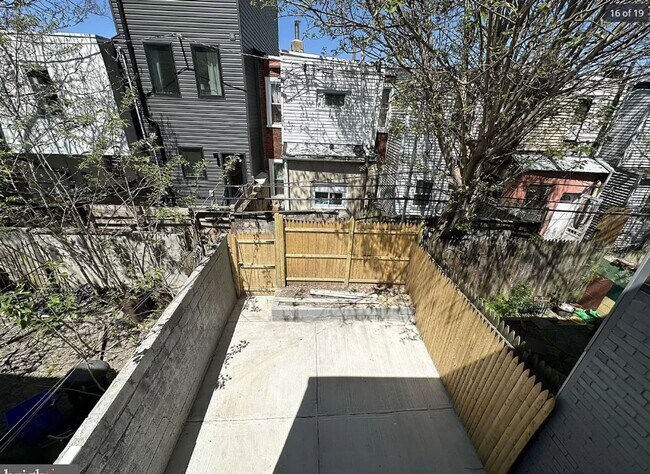 Building Photo - 3 Bedroom and 2.5 bathroom House available...