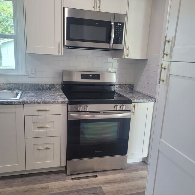 Building Photo - Single Family Home close to UCM