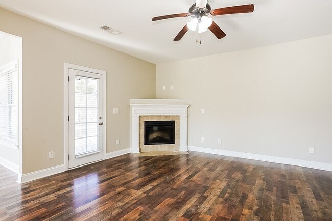 Foto del edificio - Gorgeous 4 Bedroom Home in Hephzibah with Fenced Backyard