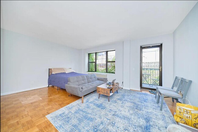 Foto del edificio - JUST LISTED HUGE STUDIO W/ PRIVATE BALCONY IN HELL’S KITCHEN