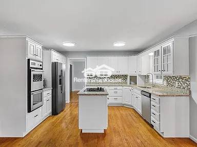 Foto del edificio - Location, Location! 4 bedroom, 3 bathroom home on over half an acre in Hopkins now available!